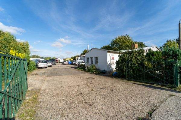 Außenansicht + Grundstück