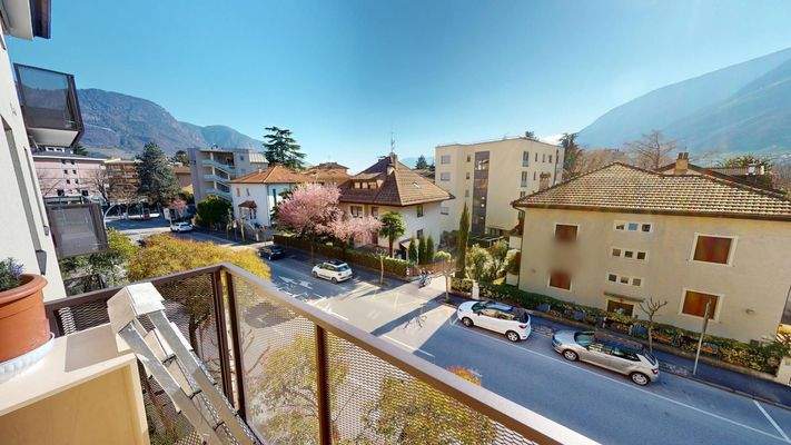 Meran-Merano-Dreizimmerwohnung-trilocale-Balkon-balcone-Keller-cantina-zentral-saniert-ristrutturato-Bonus 110-Böden-pavimenti-Fenster-finestre