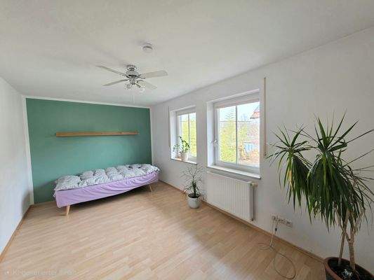 Helles Schlafzimmer mit Balkon