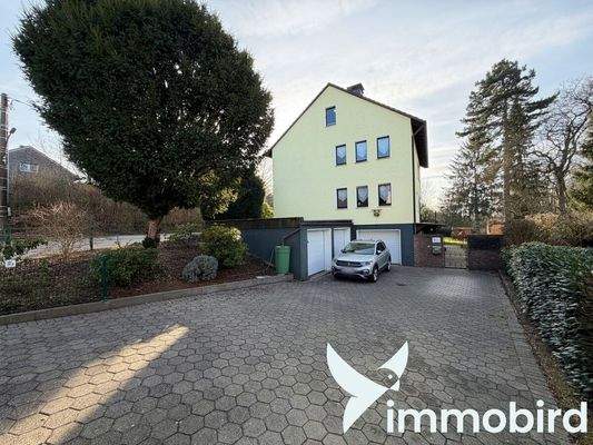 Hausansicht und Garagen