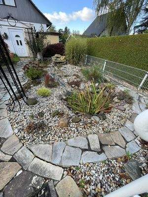 Kleiner Teich mit Bachlauf