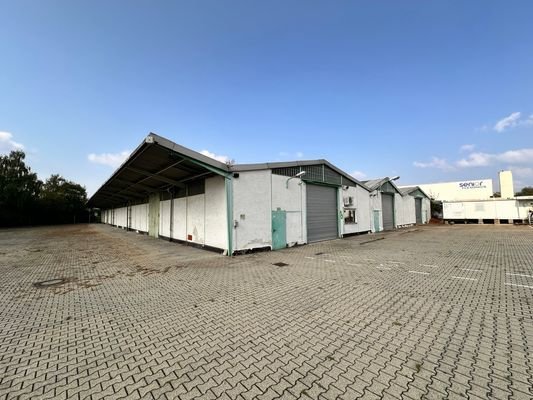 Lagerhallen und Freifläche 