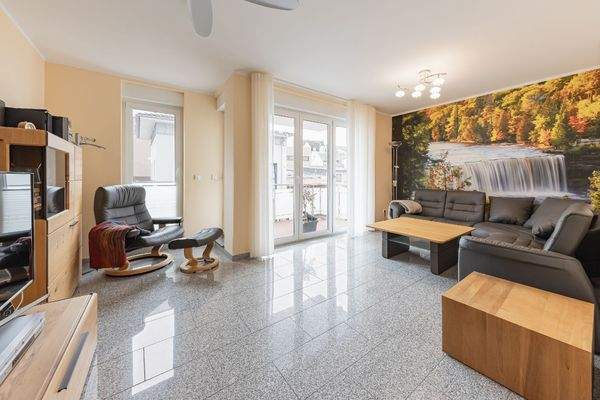 Wohnbereich mit Zugang zum Balkon