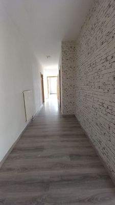 Langer Flur mit Steinwand