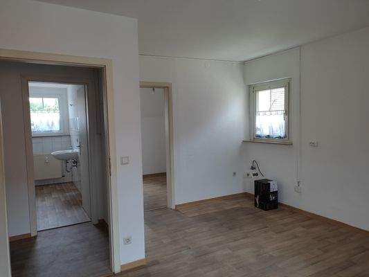 Altstaedter Str. 5 Blick aus Wohnzimmer auf Kuechenecke und kleines Zimmer