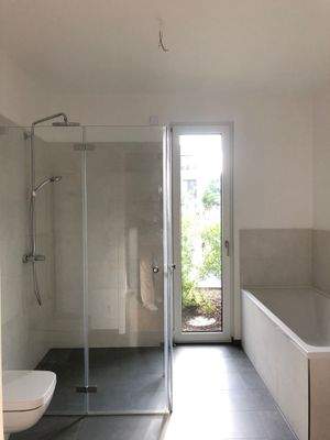 Badezimmer mit Wanne und Dusche