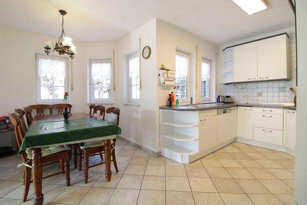 Küche mit Einbauküche