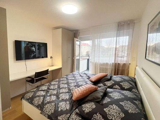 Großzügiges Hauptschlafzimmer mit Zugang zum Balkon