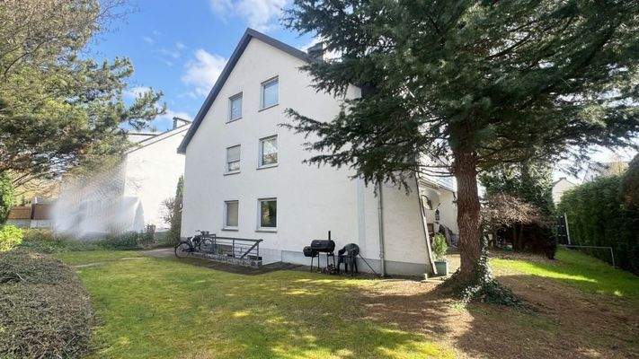 Blick zum Garten mit Terrassen