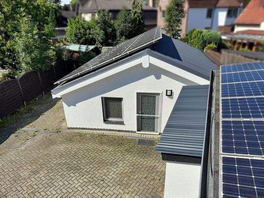 Ausblick vom Balkon zur PV-Anlage