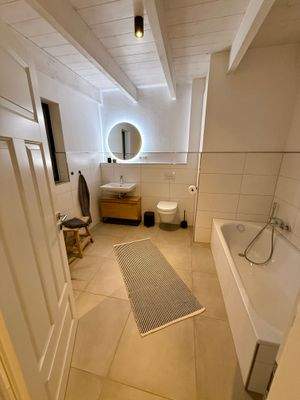 Badezimmer mit Wanne und seperater Dusche