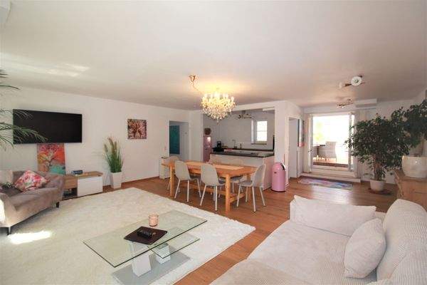 Blick Wohnzimmer zur Küche