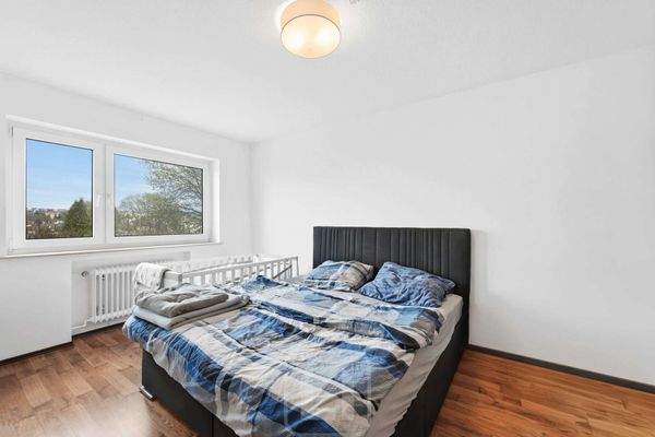 Schlafzimmer mit viel Licht