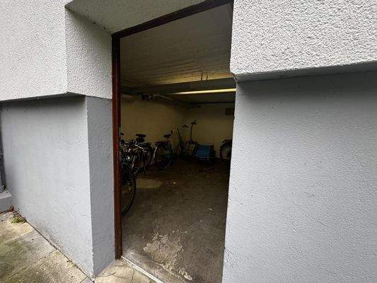 Eingang Fahrradkeller