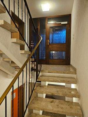 ... Haus-Eingangs-Blick von innen ...