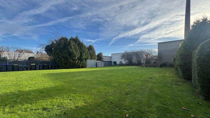 ..mit gepflegter Rasenfläche