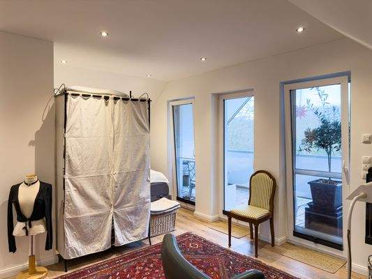 Zimmer im Obergeschoss mit Zugang zur Loggia