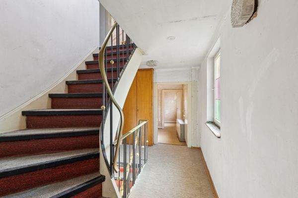 Flur und Treppenaufgang zum 1.OG 