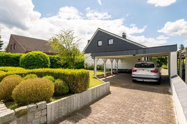 Auffahrt mit Carport