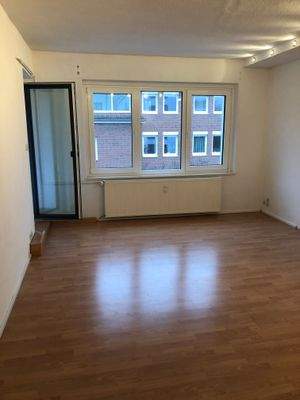 Wohnzimmer mit Balkon 