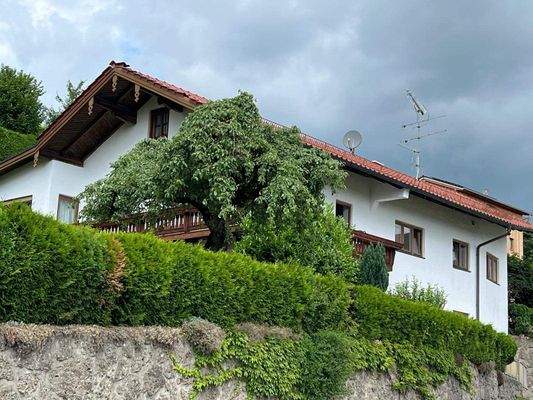 Hausansicht von Süden mit umlaufenden Balkon
