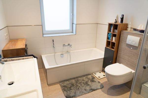 Bad mit Wanne und Tageslicht