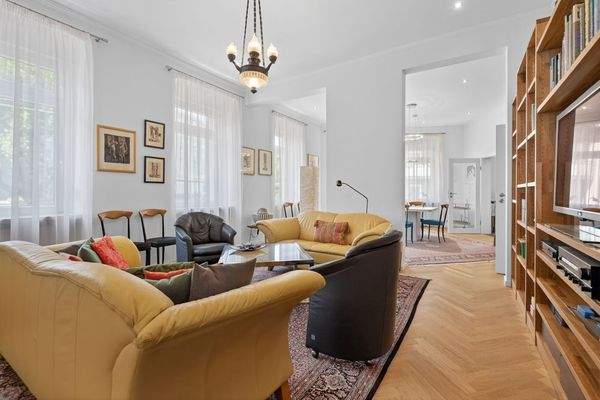 Wohnzimmer mit Durchgang zum Esszimmer