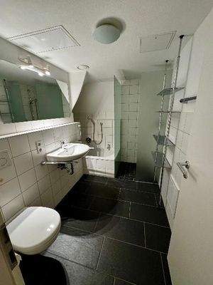 Badezimmer mit Dusche und Badewanne UG