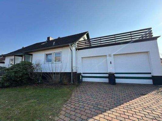 Vorderseite mit Garagen Teilansicht