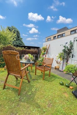 gemütlicher Garten mit Zugang zur Garage