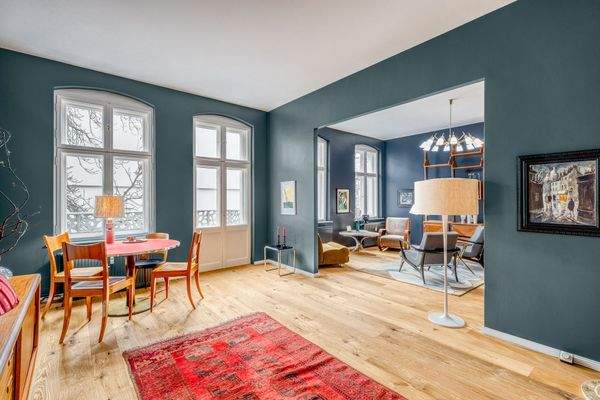 Gemütlicher Wohnbereich mit Balkonzugang