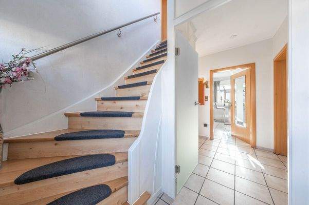 Über den Treppenaufgang erreichen Sie das zweite OG