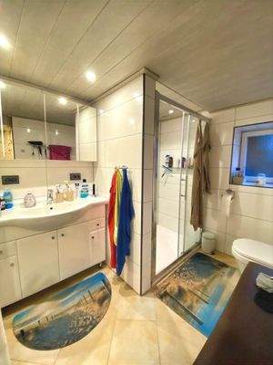 Masterbad mit XXL-Dusche im EG