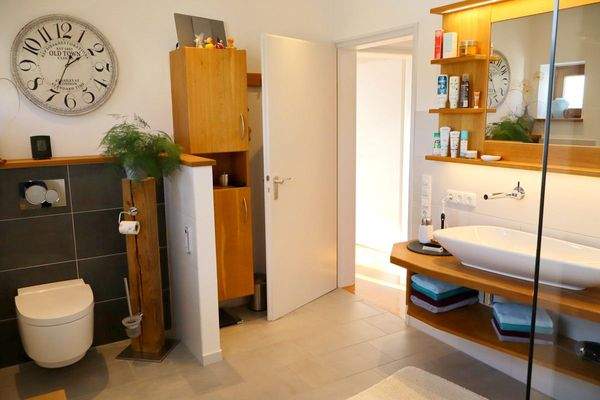 großes Badezimmer EG