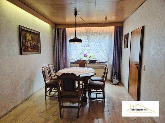 Erdgeschoss_Esszimmer_Tür Küche.jpg