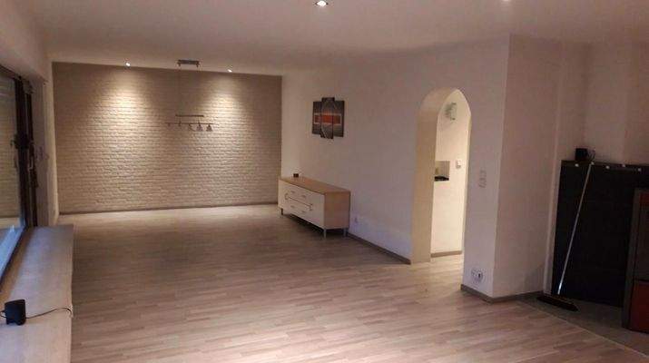 2. Teil des Wohnzimmers (Essbereich).jpg