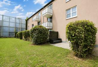 Außenansicht mit Garten (KI-optimiert)