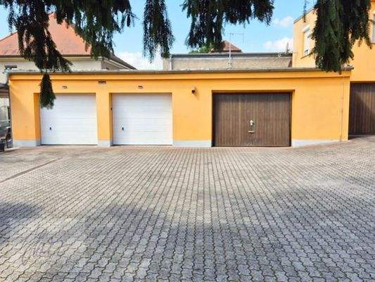 Hofansicht Nebengebäude mit Garagen