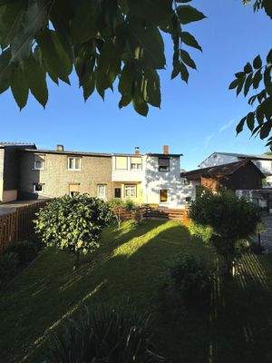 Rückseite des Hauses in der Abenddämmerung