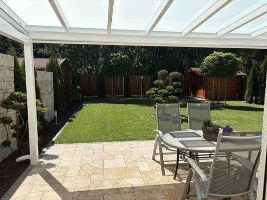 Terrasse mit großem Garten