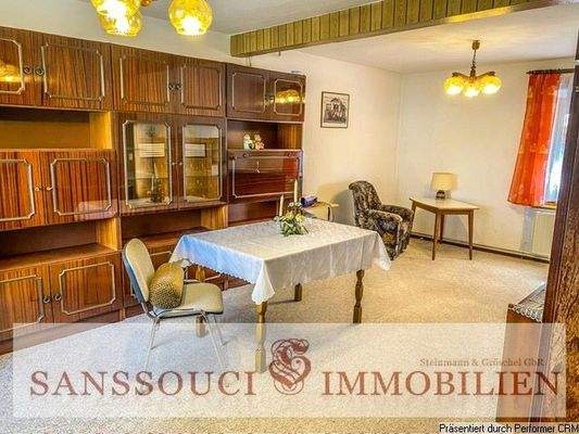 lichtdurchflutetes Wohnzimmer