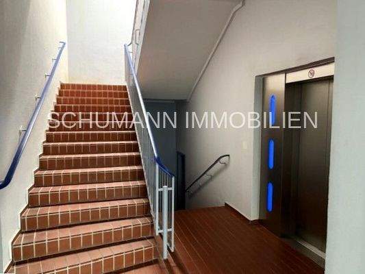 Treppenhaus mit Fahrstuhl