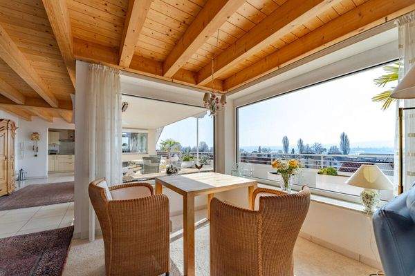 Lounge-Ecke mit Seeblick