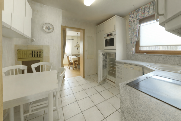 Helle, ordentliche Küche mit Essbereich