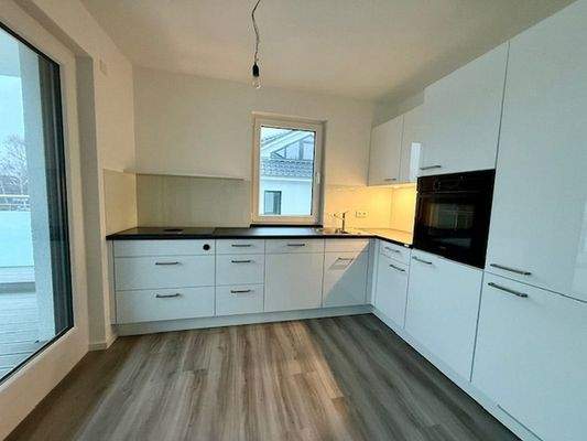 Offene helle Einbauküche