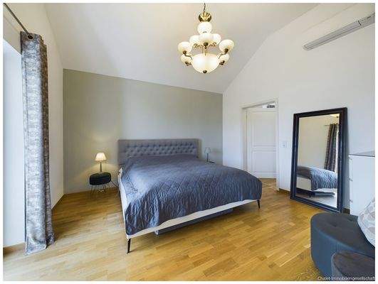 Großes Schlafzimmer im Obergeschoß
