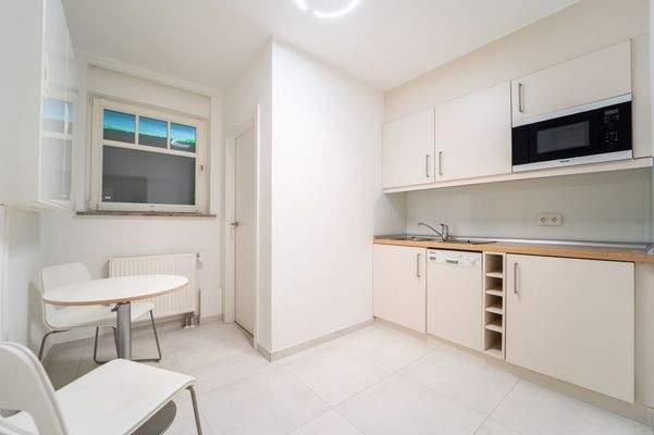 Moderne Einbauküche mit Sitzgelegenheit