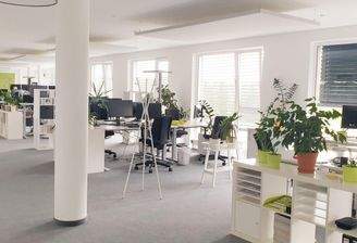 Ruhiges Großraumbüro mit wenig besetzten Tischen