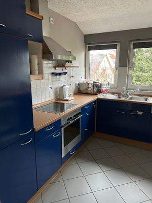 Einbauküche mit Durchreiche