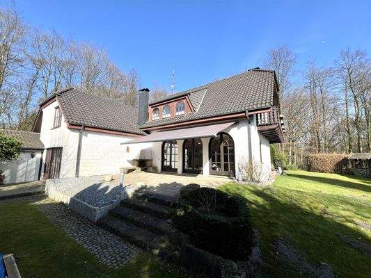 Blick auf die Terrasse des Haupthauses